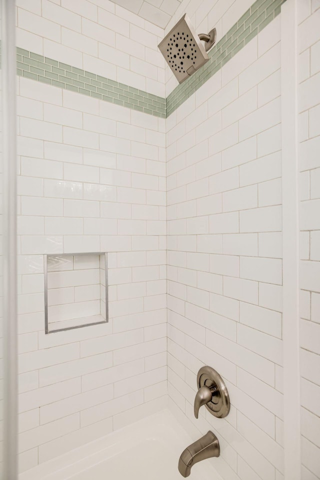 bathroom with tiled shower / bath combo