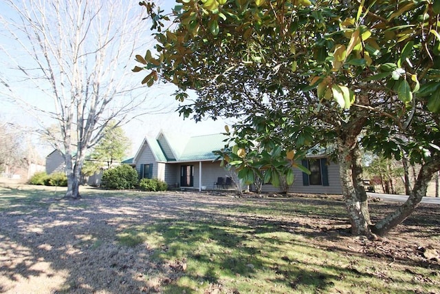 view of front of property with a front lawn