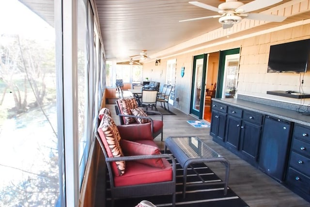 sunroom with ceiling fan