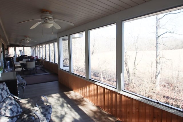 sunroom with ceiling fan