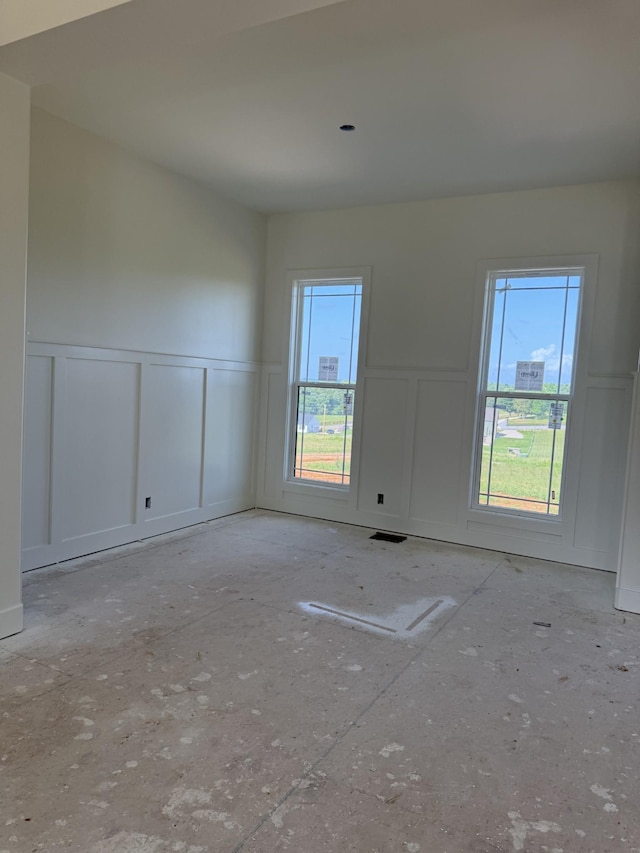 3944 Chapel Hill Rd, Clarksville, TN 37040 - empty room featuring a decorative wall and wainscoting