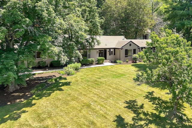 view of front of home featuring a front yard