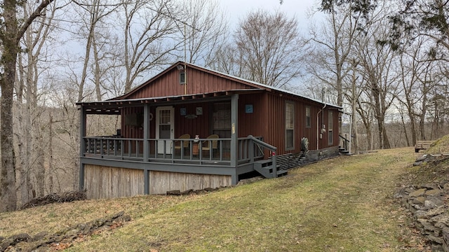 view of front facade with a front lawn