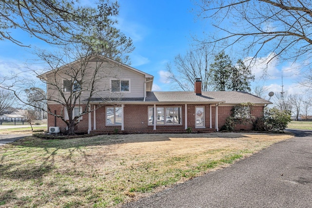 view of front of property with a front yard