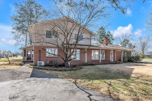 view of front of property with a front lawn