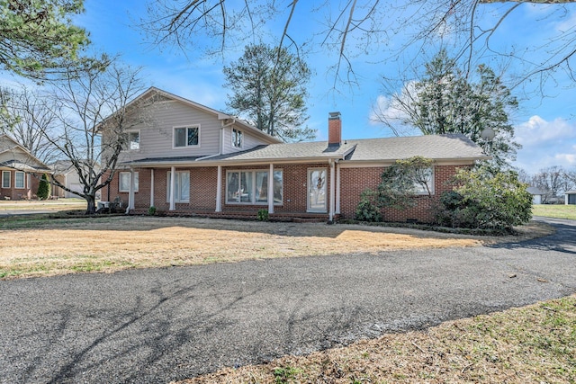 view of front facade with a front yard