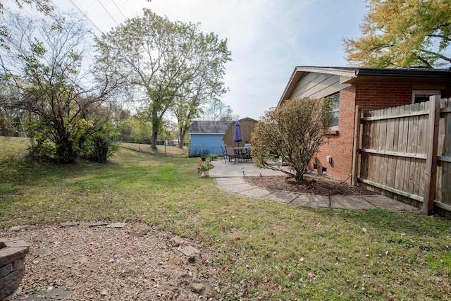 view of yard featuring a patio area