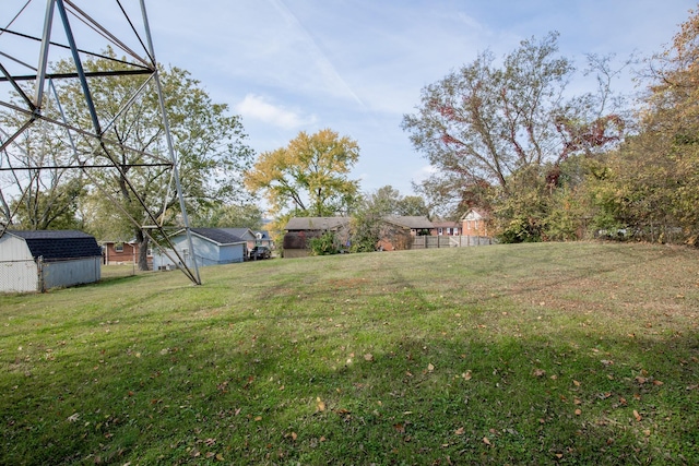 view of yard featuring a storage unit