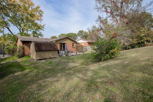 view of yard with a shed