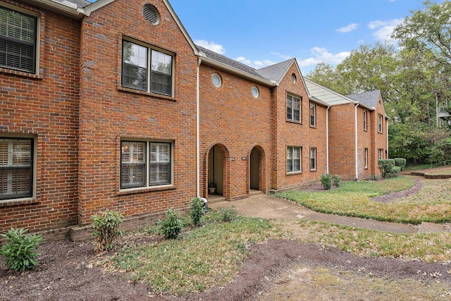 view of front of home with a front yard