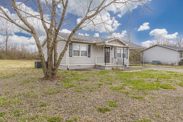 single story home featuring cooling unit and a front yard