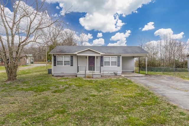 view of front of home featuring a carport and a front lawn