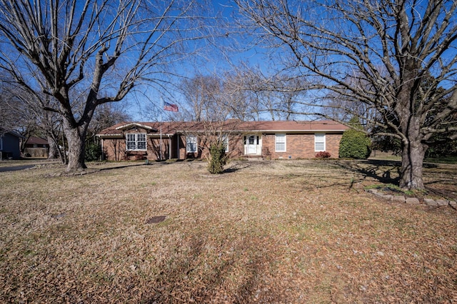 ranch-style home featuring a front lawn