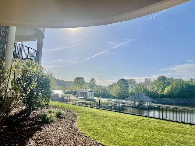 view of yard featuring a water view