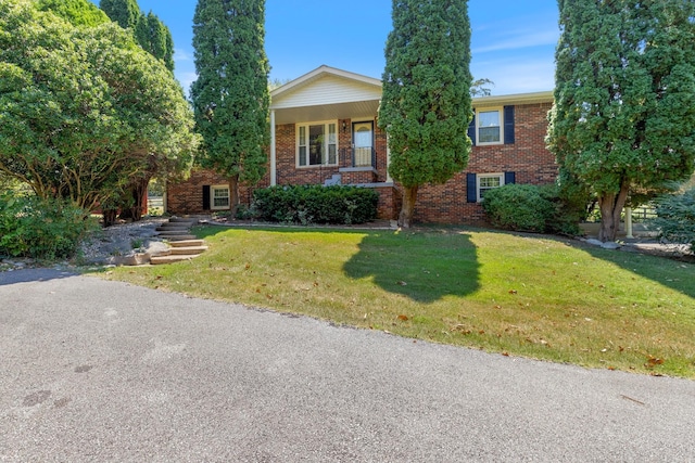 view of front of property featuring a front yard and a porch