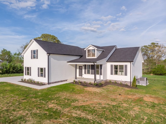 view of front of home featuring roof with shingles and a front lawn