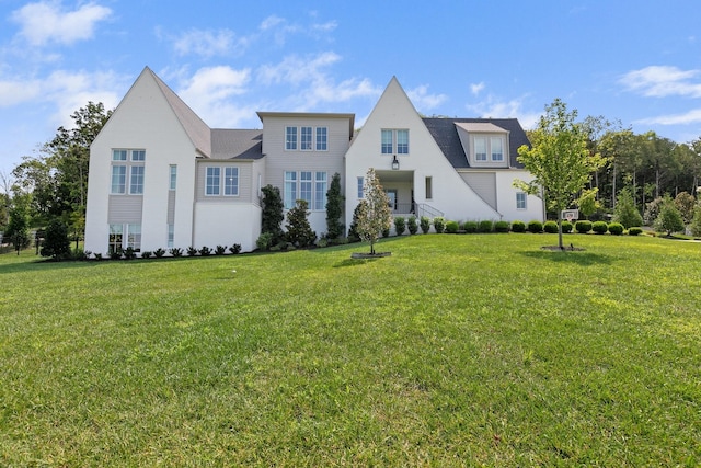 view of front facade featuring a front lawn