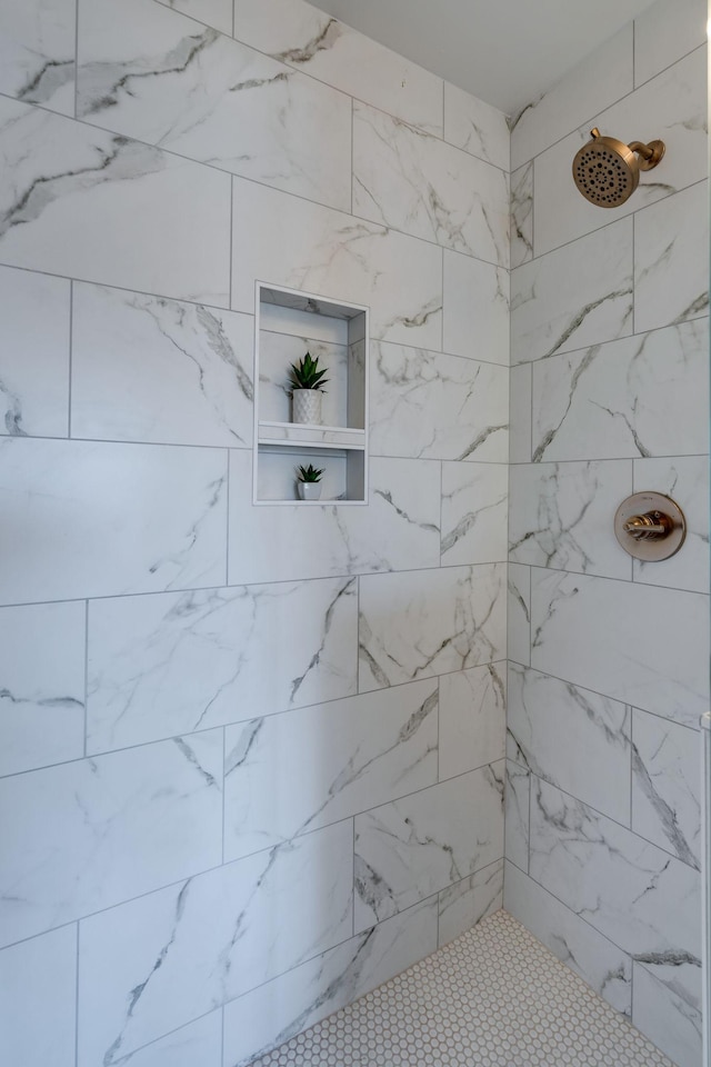 bathroom featuring a tile shower