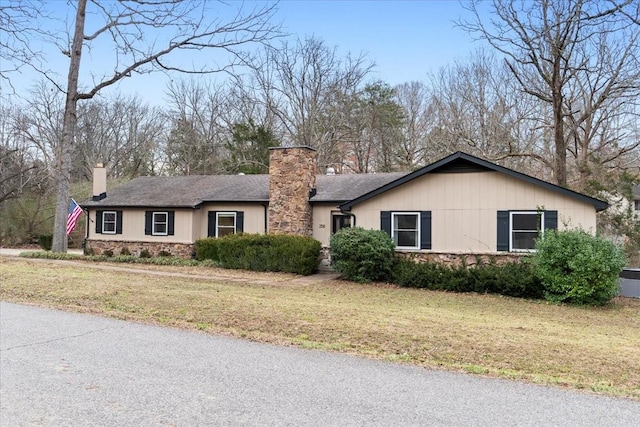 ranch-style home featuring a front lawn