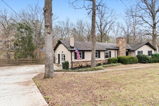 view of front of property with a front lawn