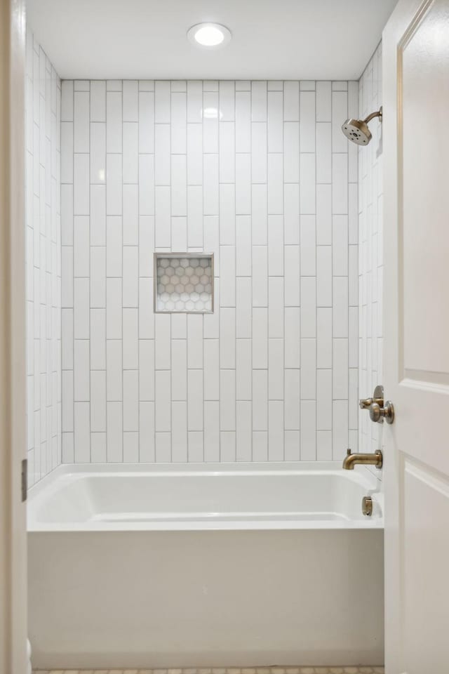 bathroom with tiled shower / bath combo