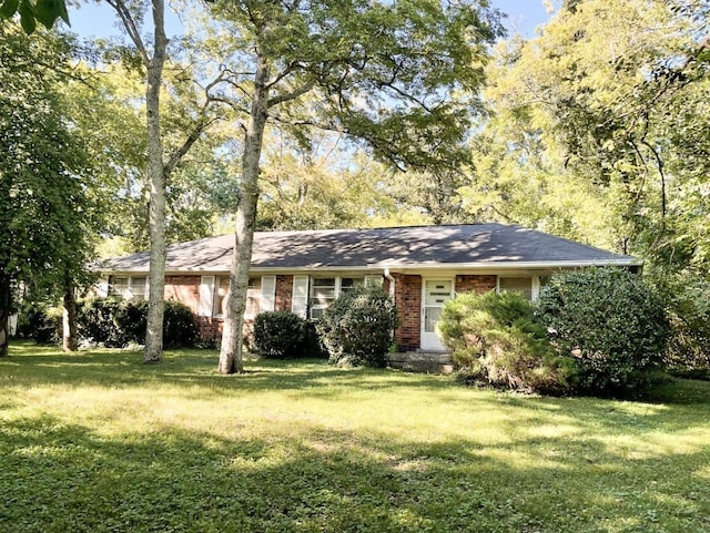 single story home with a front lawn