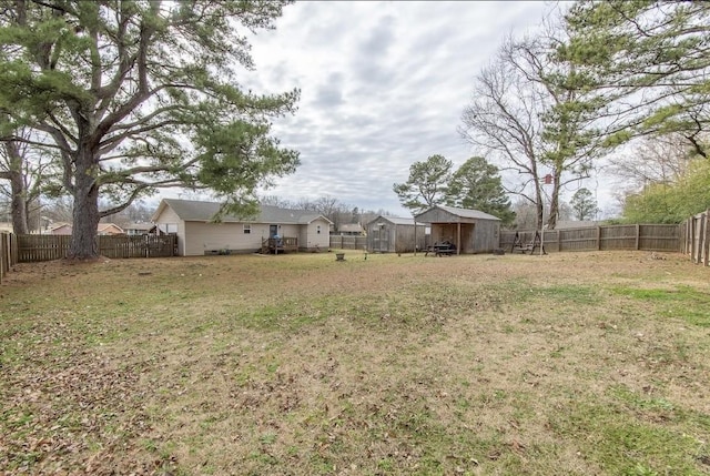 view of yard with a storage unit