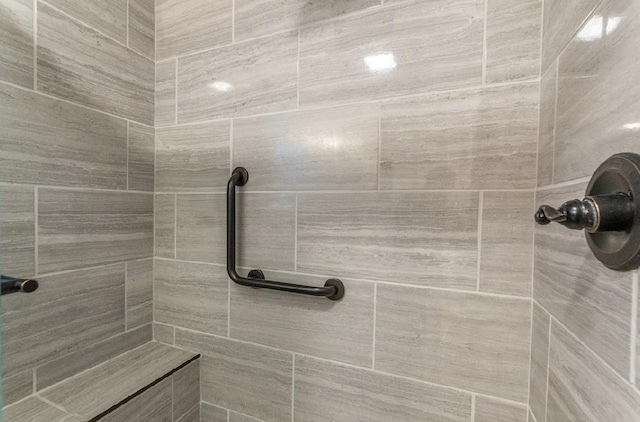 bathroom featuring a tile shower