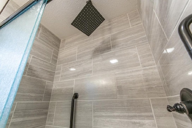 room details featuring tiled shower