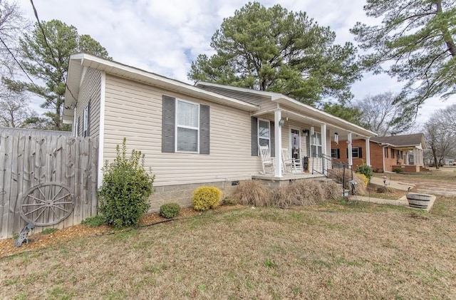 view of front of house with covered porch and a front lawn