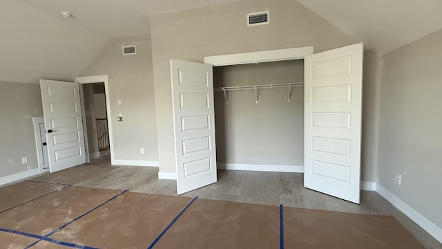 839 Stovers Gln, Murfreesboro, TN 37128 - unfurnished bedroom with vaulted ceiling, wood finished floors, and a closet