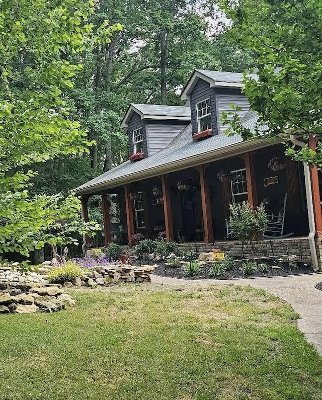 view of front of property with covered porch and a front lawn