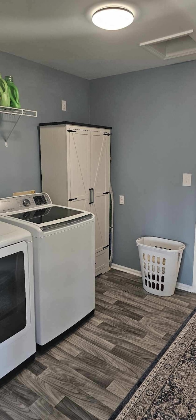 clothes washing area featuring washer and dryer, laundry area, baseboards, and dark wood-style flooring