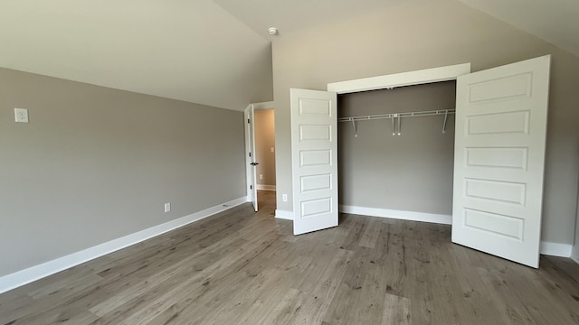 835 Stovers Gln, Murfreesboro, TN 37128 - unfurnished bedroom featuring vaulted ceiling, wood finished floors, and a closet