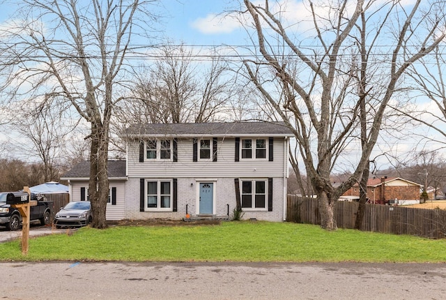 view of front of property featuring a front yard