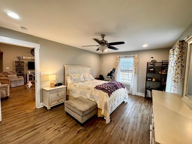 bedroom featuring dark wood-type flooring and ceiling fan