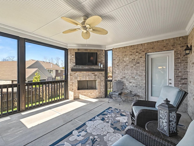 sunroom with ceiling fan