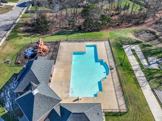 view of swimming pool with a yard