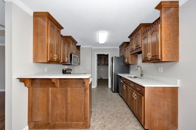 kitchen with sink, a textured ceiling, a kitchen breakfast bar, kitchen peninsula, and stainless steel appliances