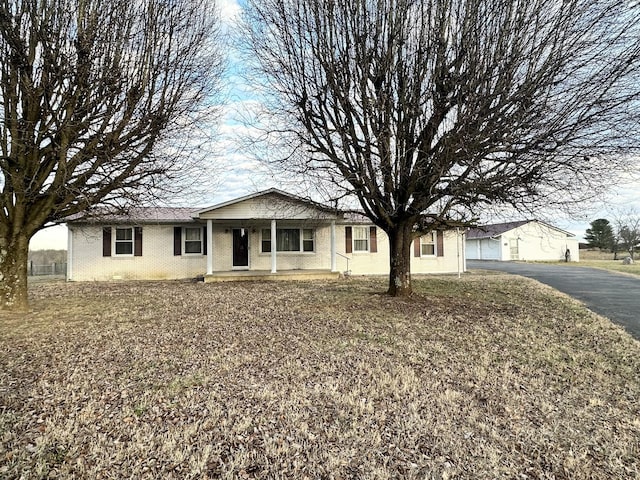 single story home with a porch