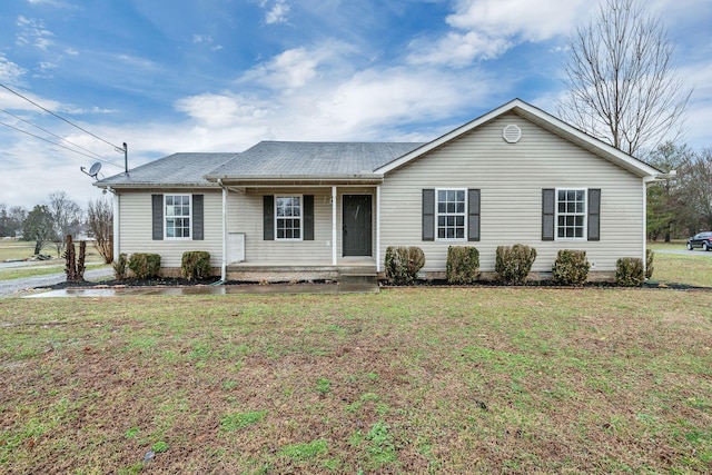 ranch-style house featuring a front yard