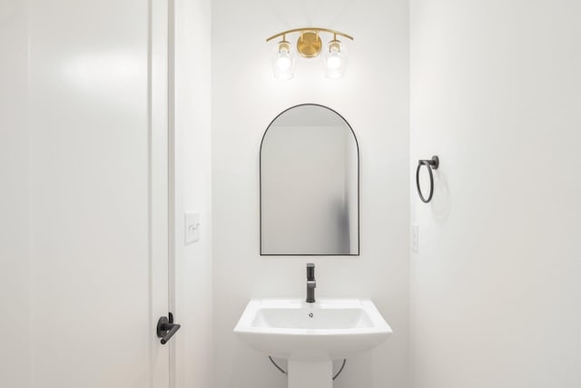 bathroom featuring sink