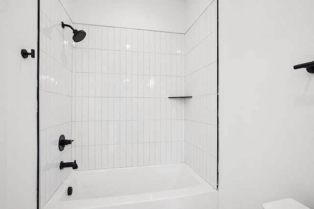 bathroom featuring tiled shower / bath