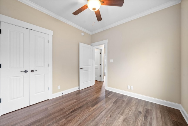 unfurnished bedroom featuring hardwood / wood-style flooring, ceiling fan, ornamental molding, and a closet