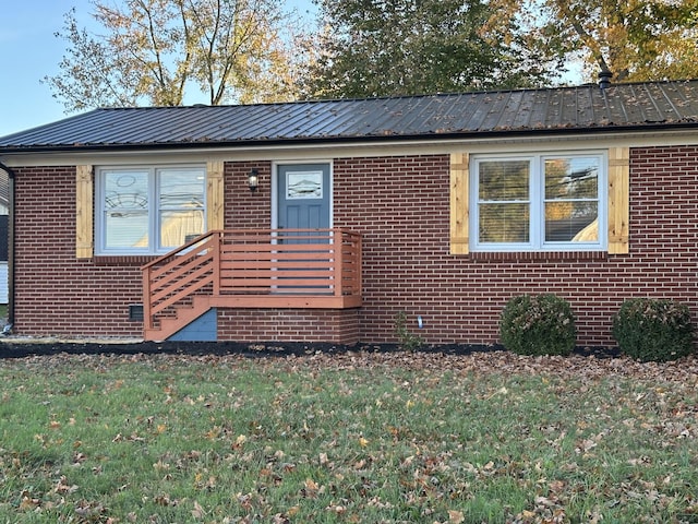 view of front of home featuring a front yard