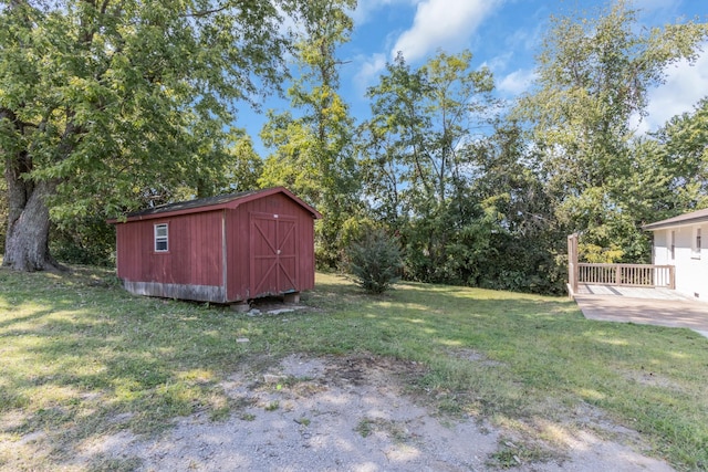 view of yard with a shed