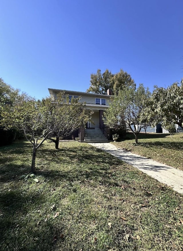 view of front of home featuring a front yard