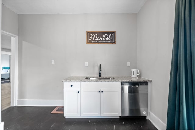 440 N 2nd St, Clarksville, TN 37040 - bar with stainless steel dishwasher, a sink, and baseboards