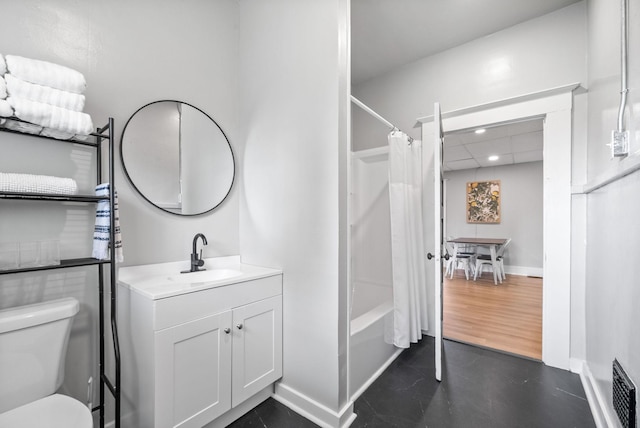 440 N 2nd St, Clarksville, TN 37040 - bathroom featuring vanity, shower / bath combo, toilet, baseboards, and recessed lighting