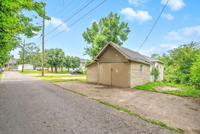 440 N 2nd St, Clarksville, TN 37040 - garage featuring a storage unit